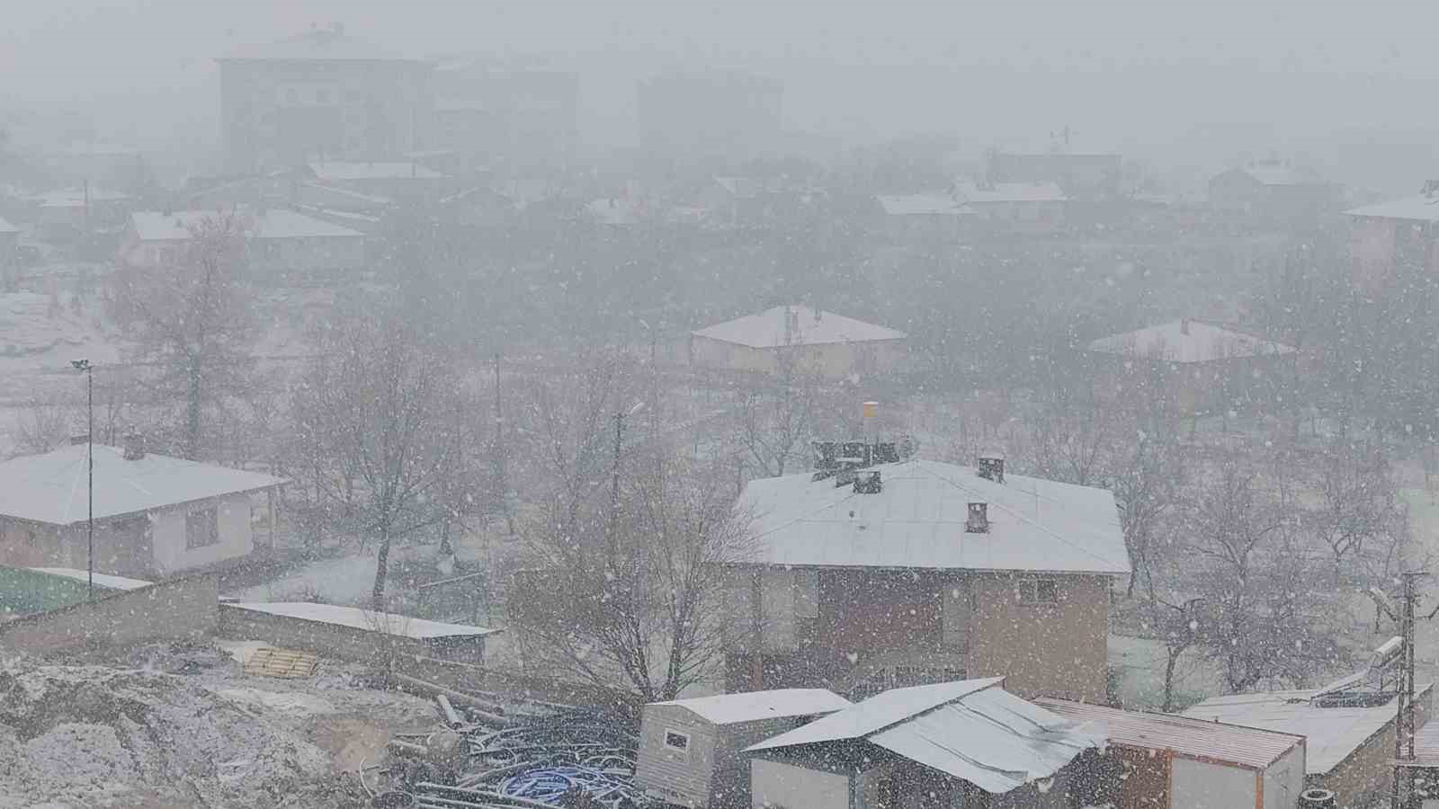 Erciş’te nisan ayında kar yağışı
