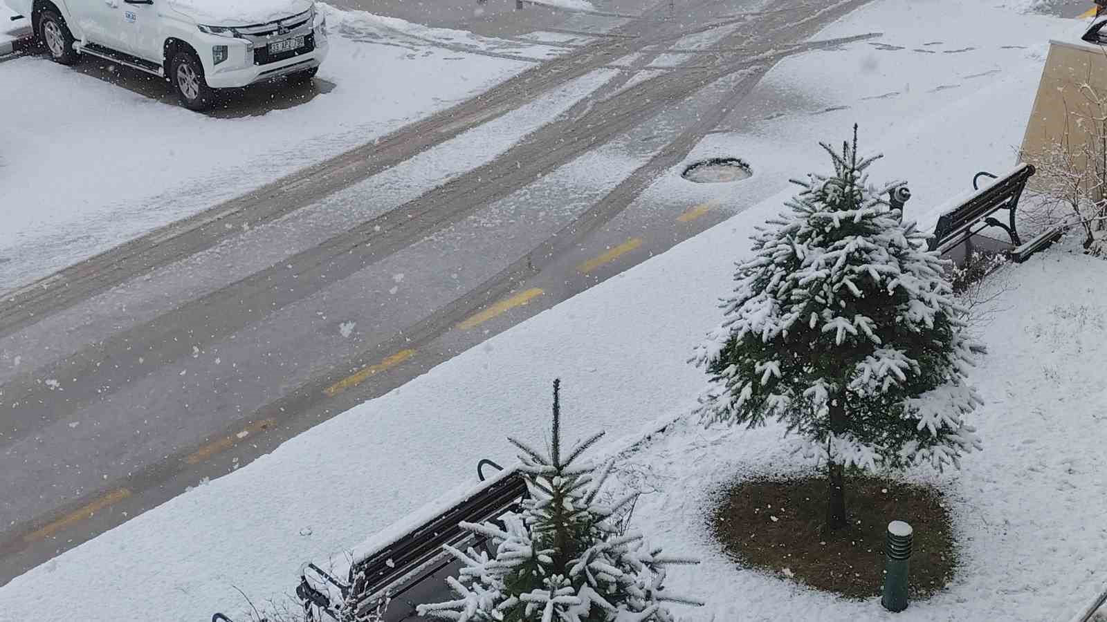 Erciş’te nisan ayında kar yağışı
