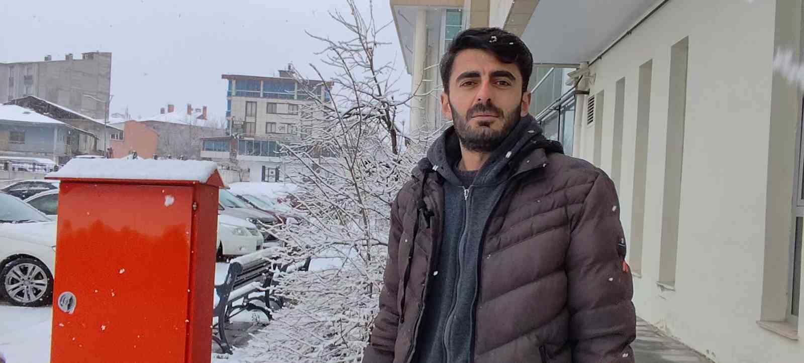 Erciş’te nisan ayında kar yağışı
