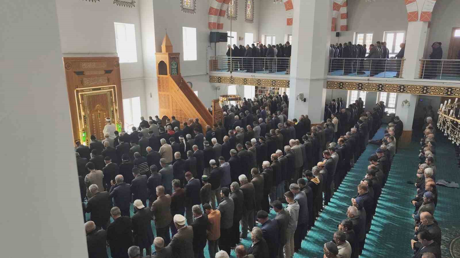 Erciş’te öğretmen ve öğrenciler için gıyabi cenaze namazı kılındı
