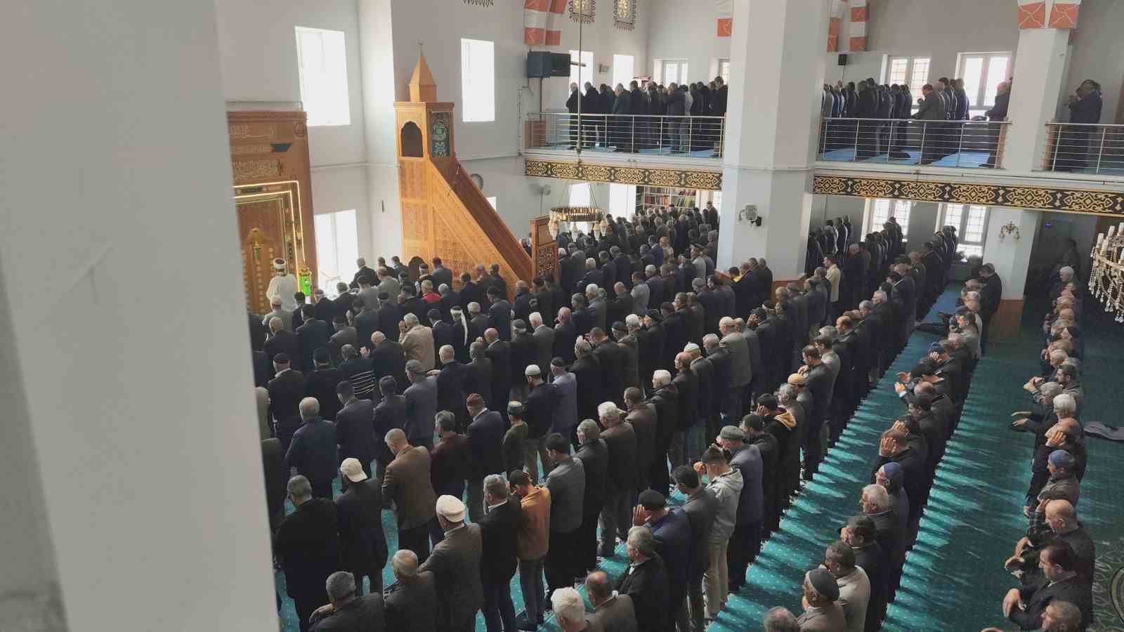 Erciş’te öğretmen ve öğrenciler için gıyabi cenaze namazı kılındı
