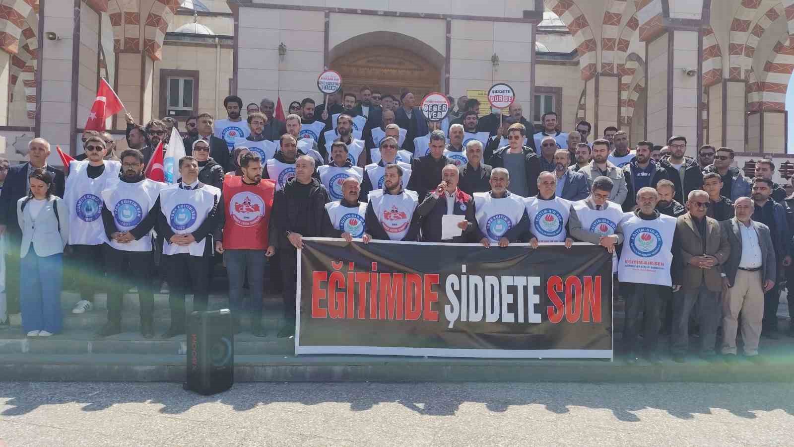 Erciş’te öğretmen ve öğrenciler için gıyabi cenaze namazı kılındı
