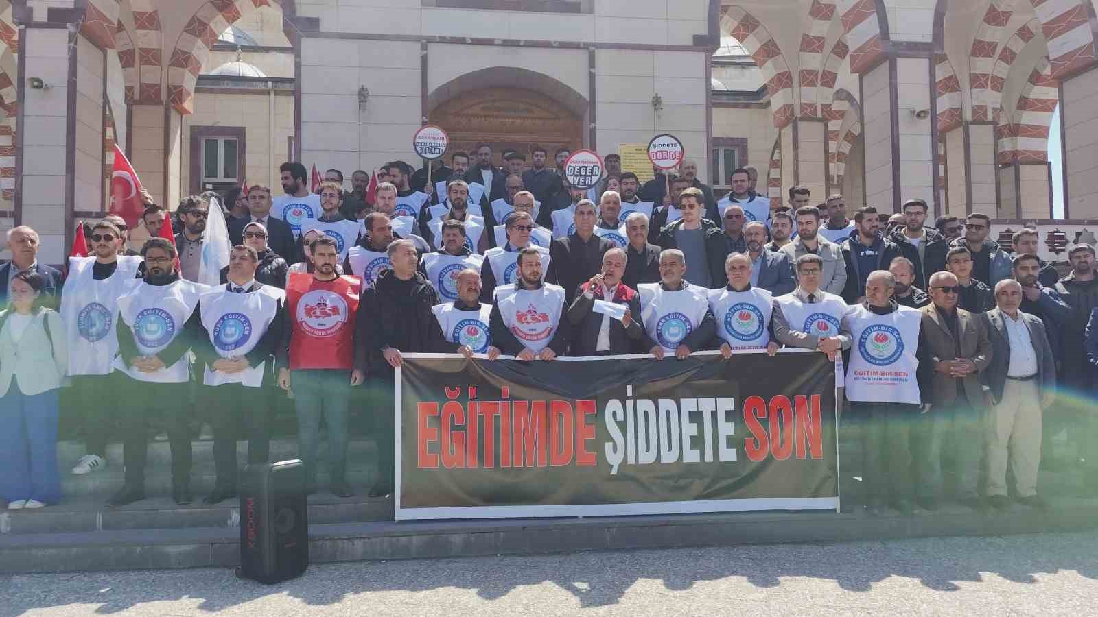 Erciş’te öğretmen ve öğrenciler için gıyabi cenaze namazı kılındı
