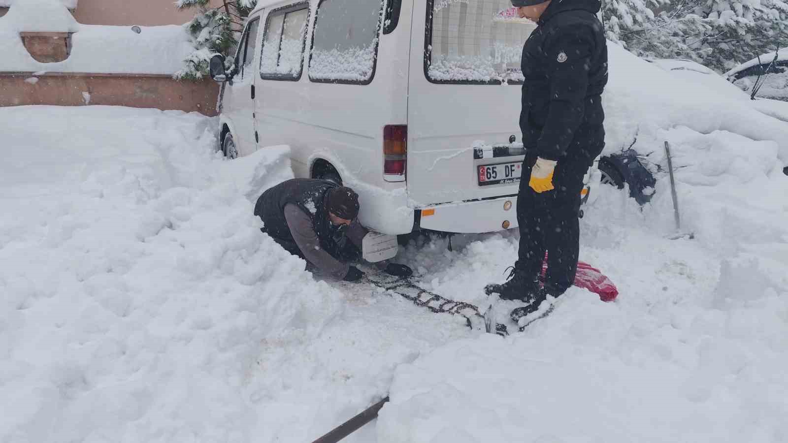 Erciş’te yoğun kar yağışı hayatı felç etti
