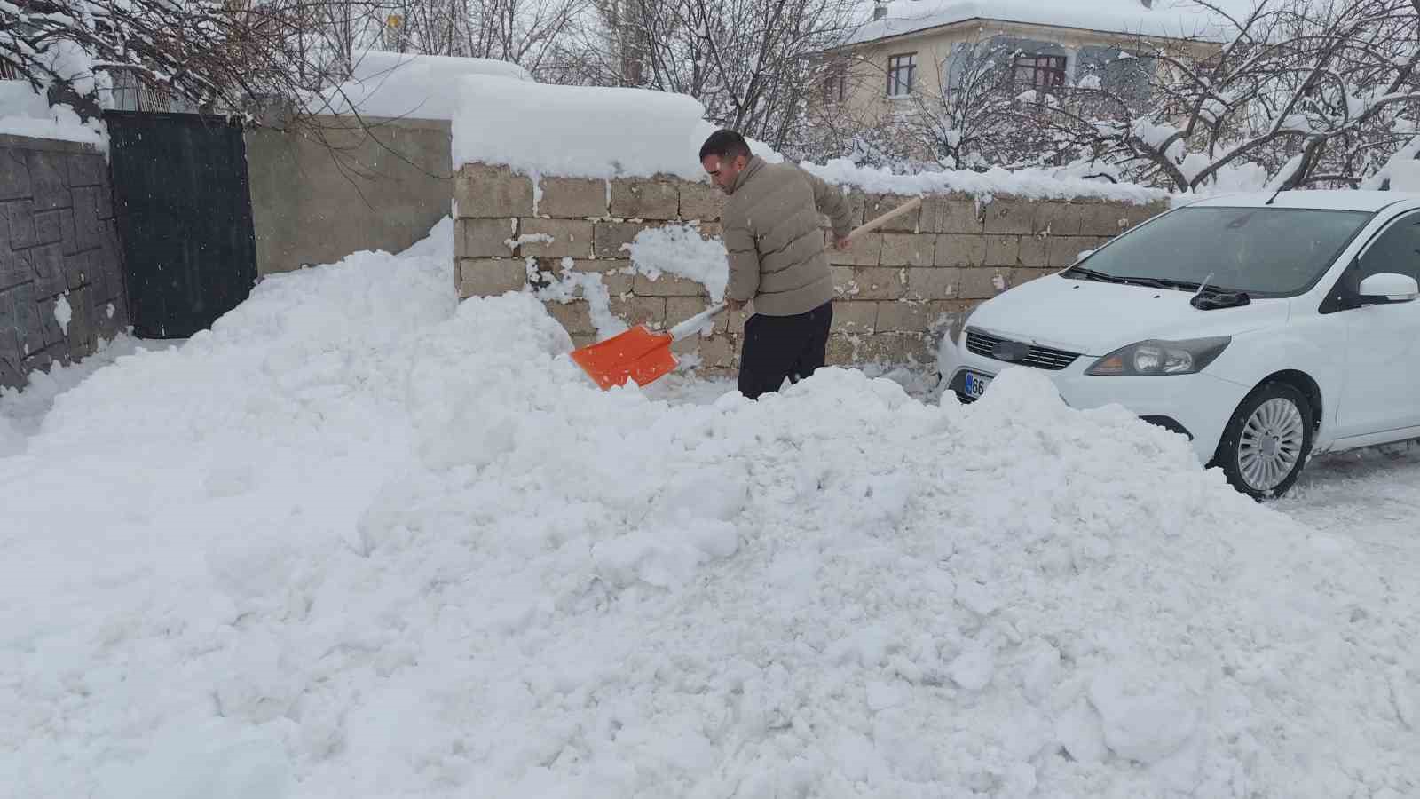 Erciş’te yoğun kar yağışı hayatı felç etti
