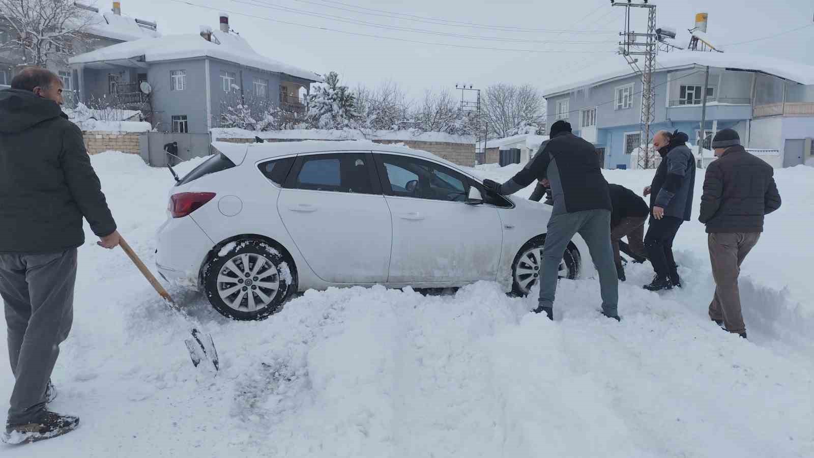 Erciş’te yoğun kar yağışı hayatı felç etti
