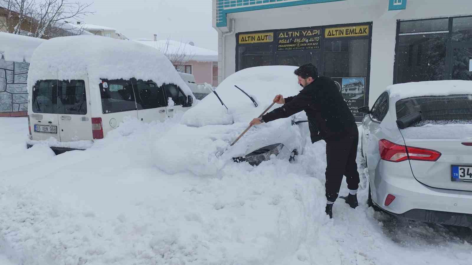 Erciş’te yoğun kar yağışı hayatı felç etti
