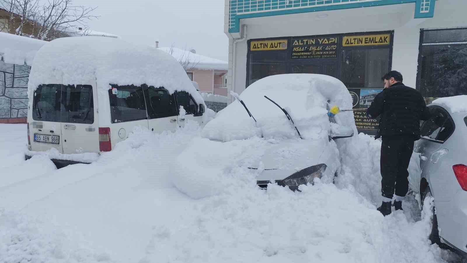 Erciş’te yoğun kar yağışı hayatı felç etti

