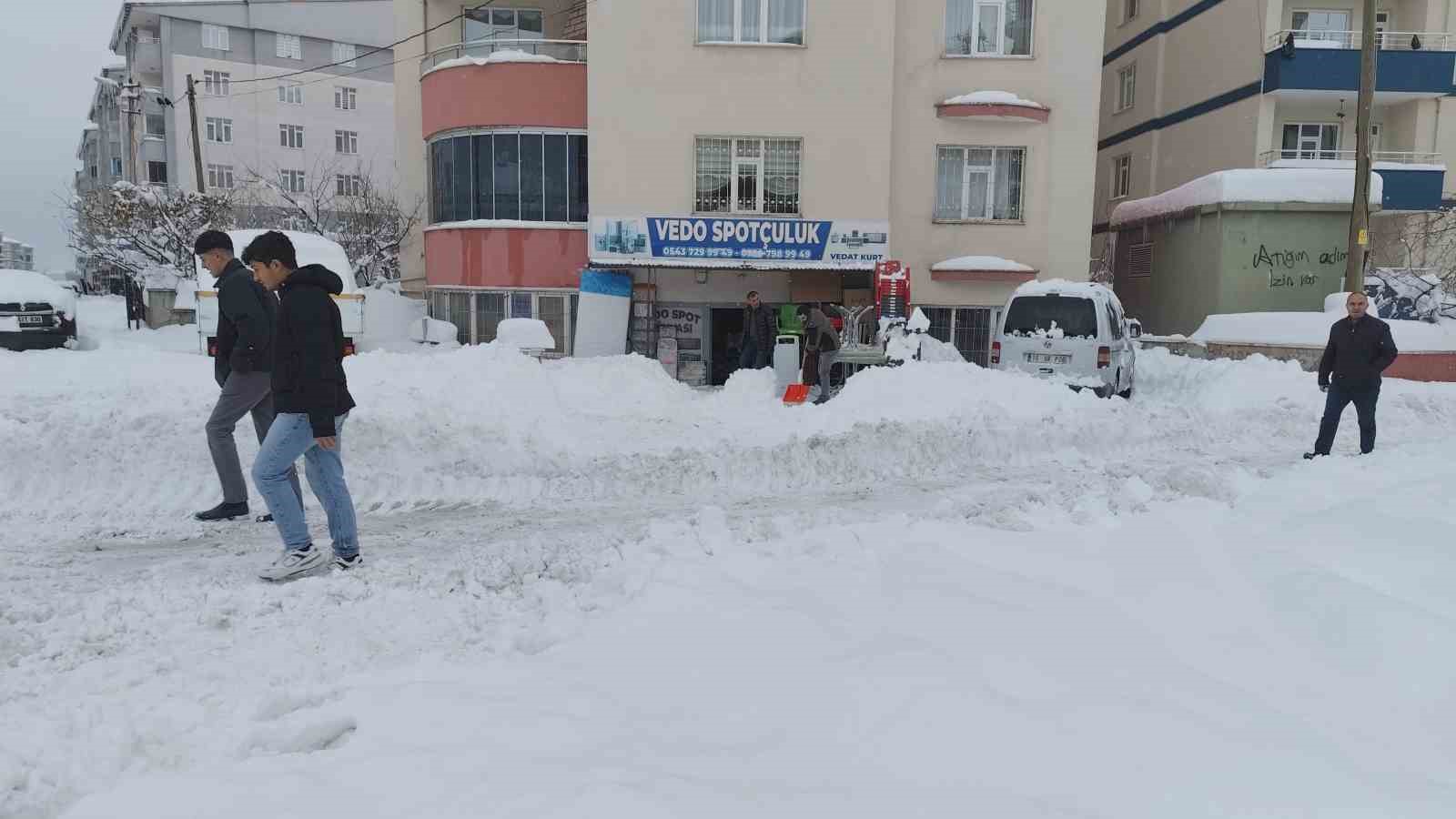 Erciş’te yoğun kar yağışı hayatı felç etti
