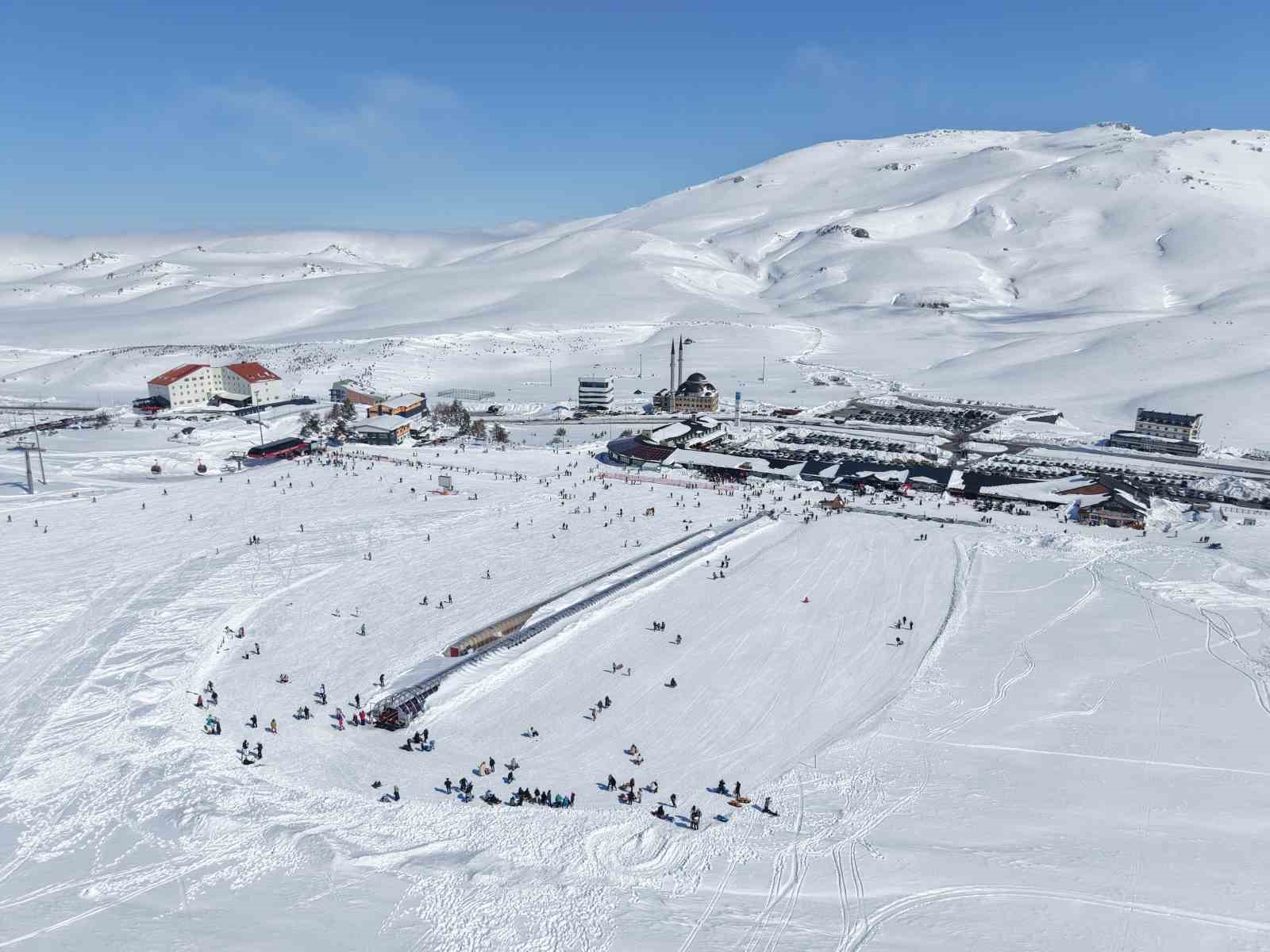 Erciyes, ara tatil ve Ramazan Bayramı’nda kayakseverleri bekliyor
