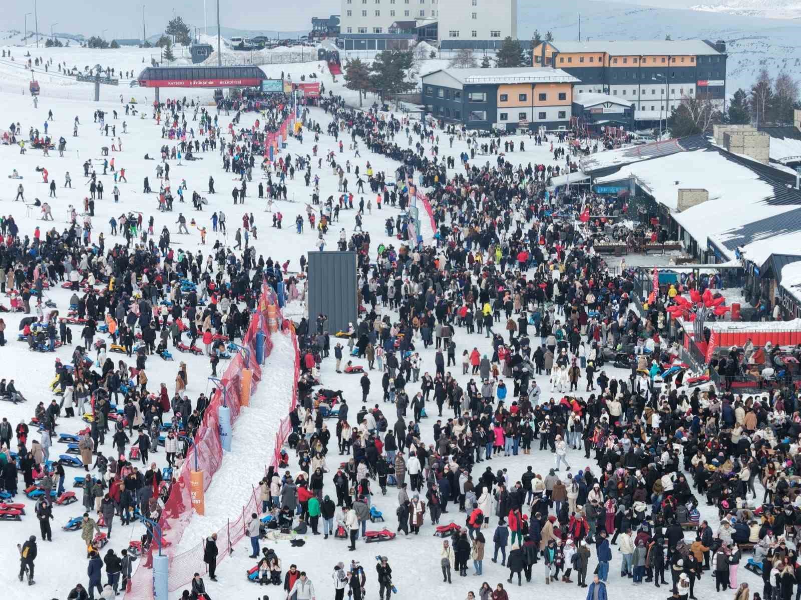 Erciyes hafta sonu 320 bin kişiyi ağırladı
