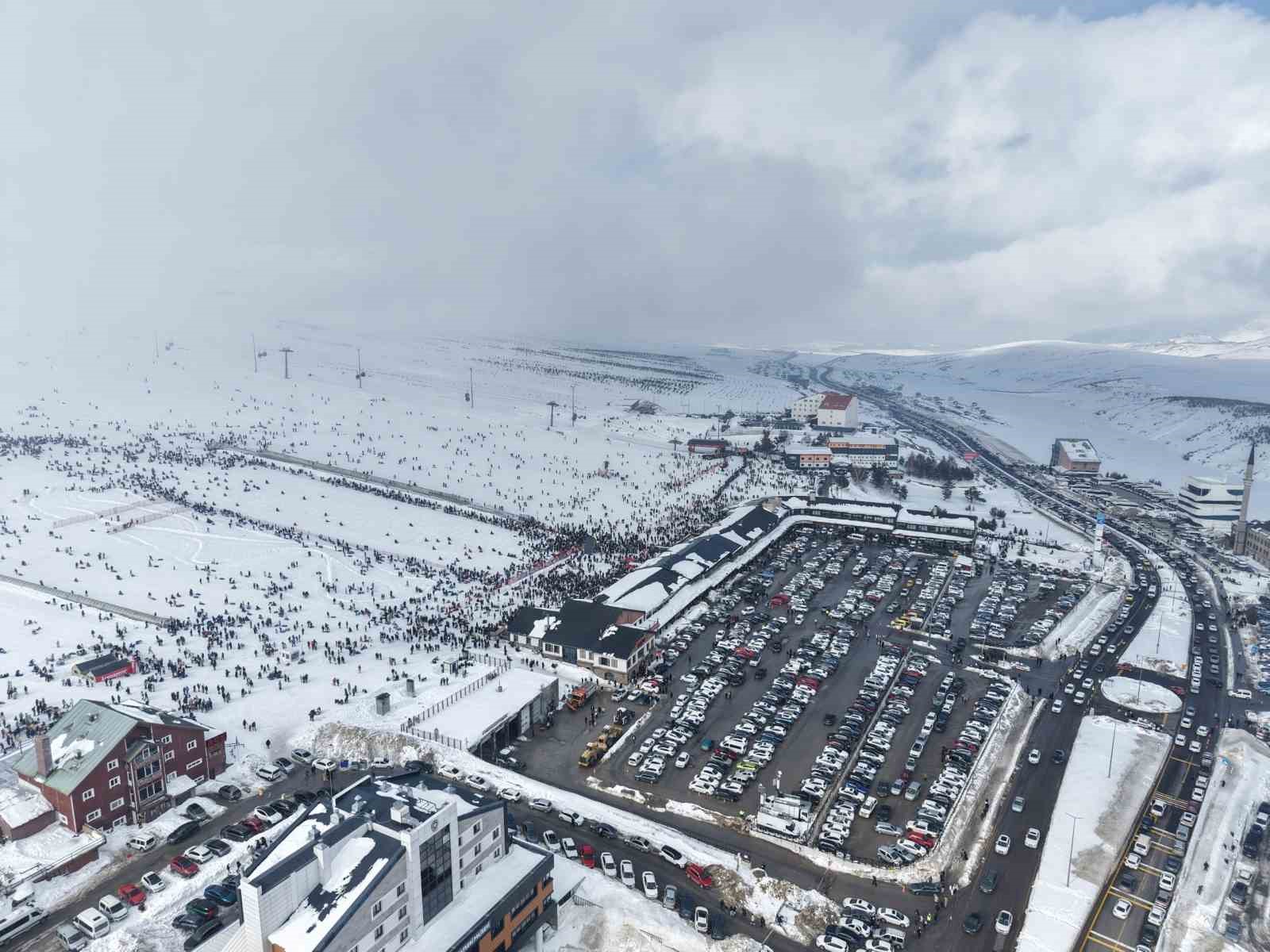 Erciyes hafta sonu 320 bin kişiyi ağırladı
