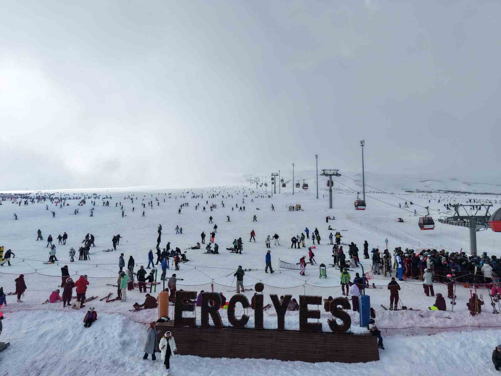 Erciyes hafta sonu 320 bin kişiyi ağırladı
