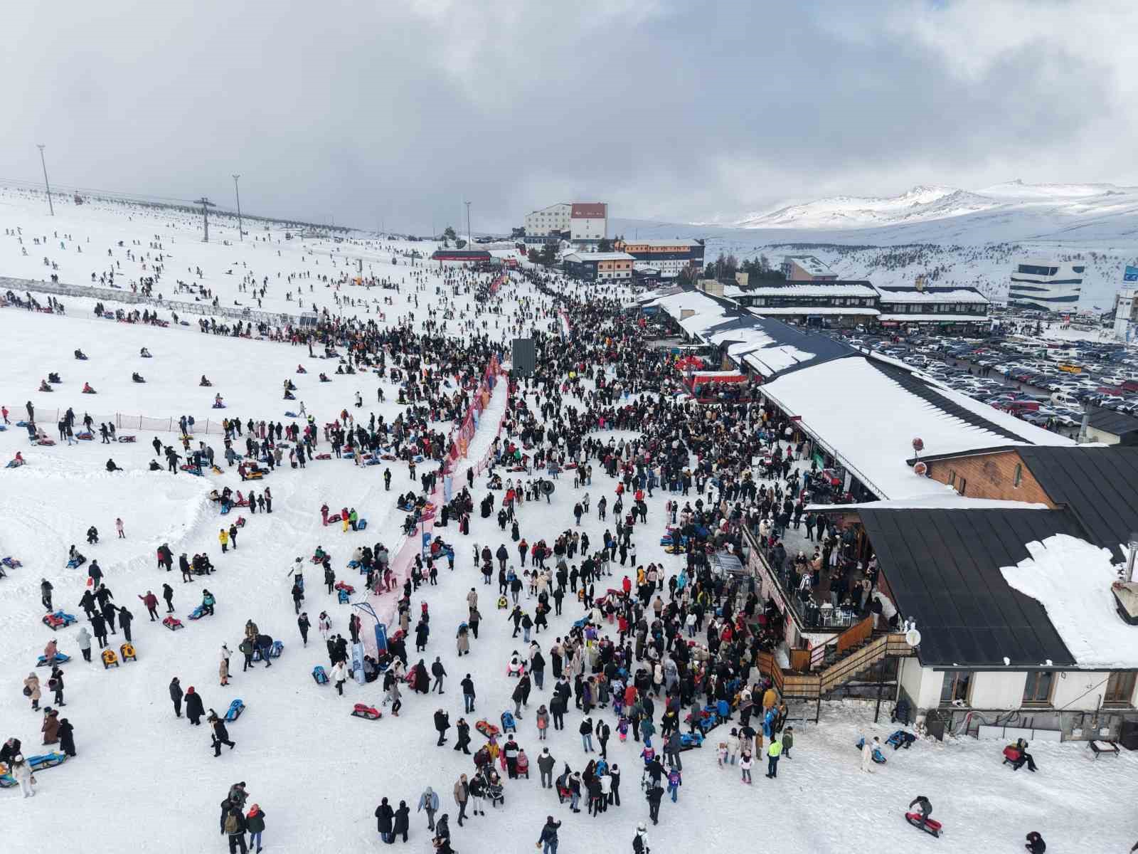 Erciyes hafta sonu 320 bin kişiyi ağırladı
