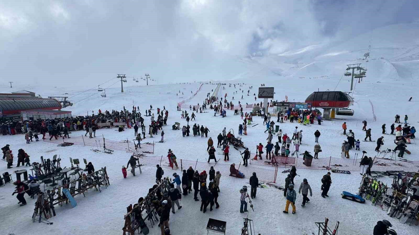 Erciyes hafta sonu 320 bin kişiyi ağırladı
