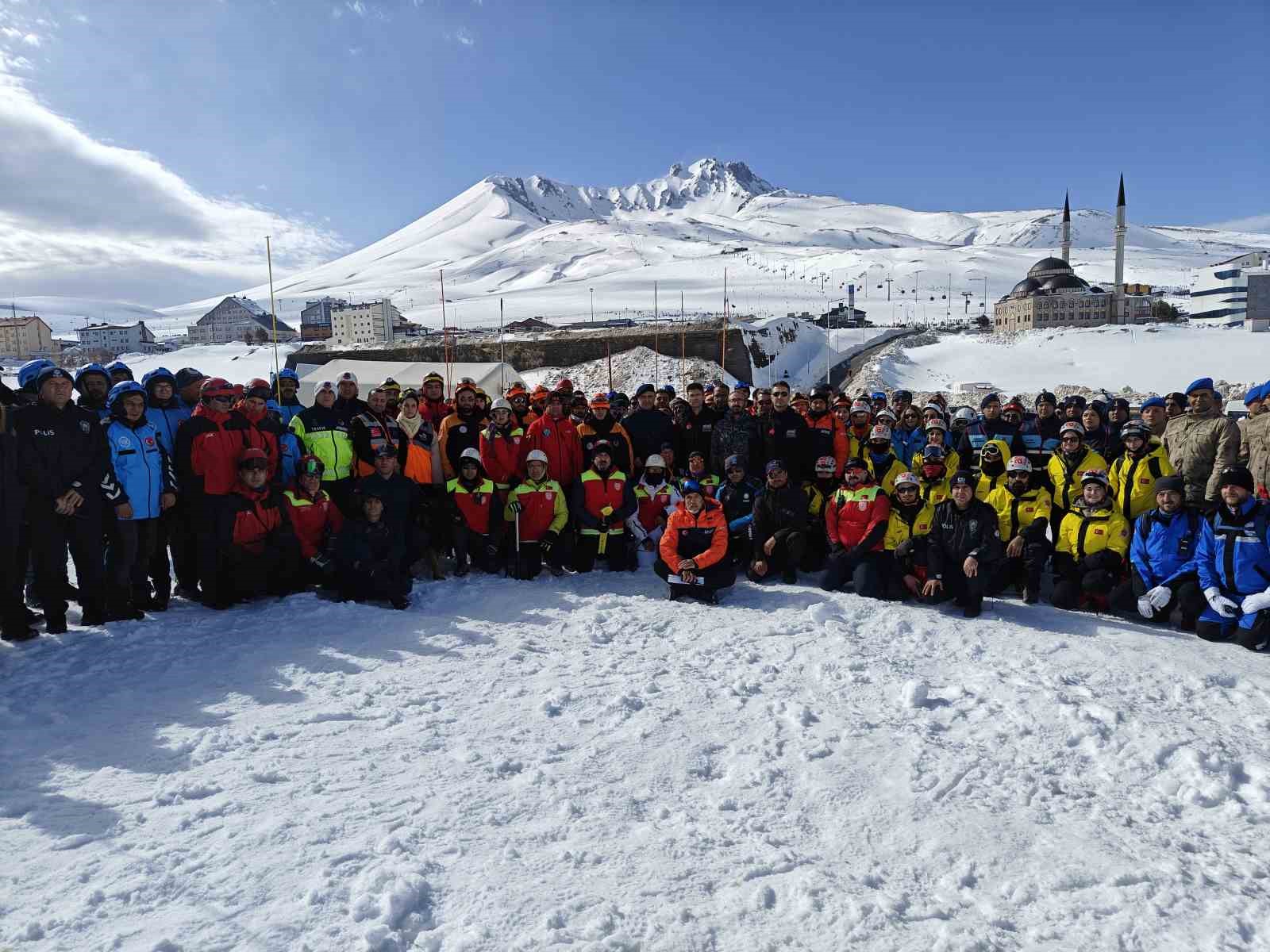 Erciyes’te gerçeği aratmayan çığ tatbikatı
