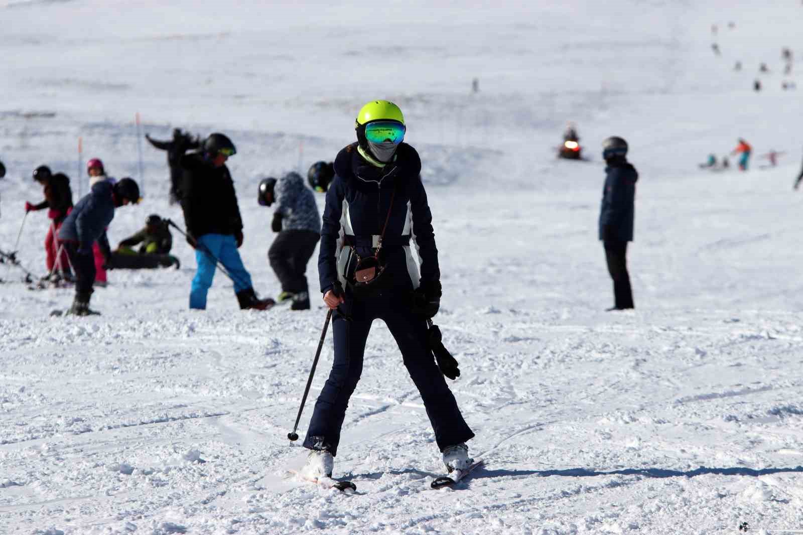 Erciyes’te hafta sonu yoğunluğu: Binlerce kişi akın etti

