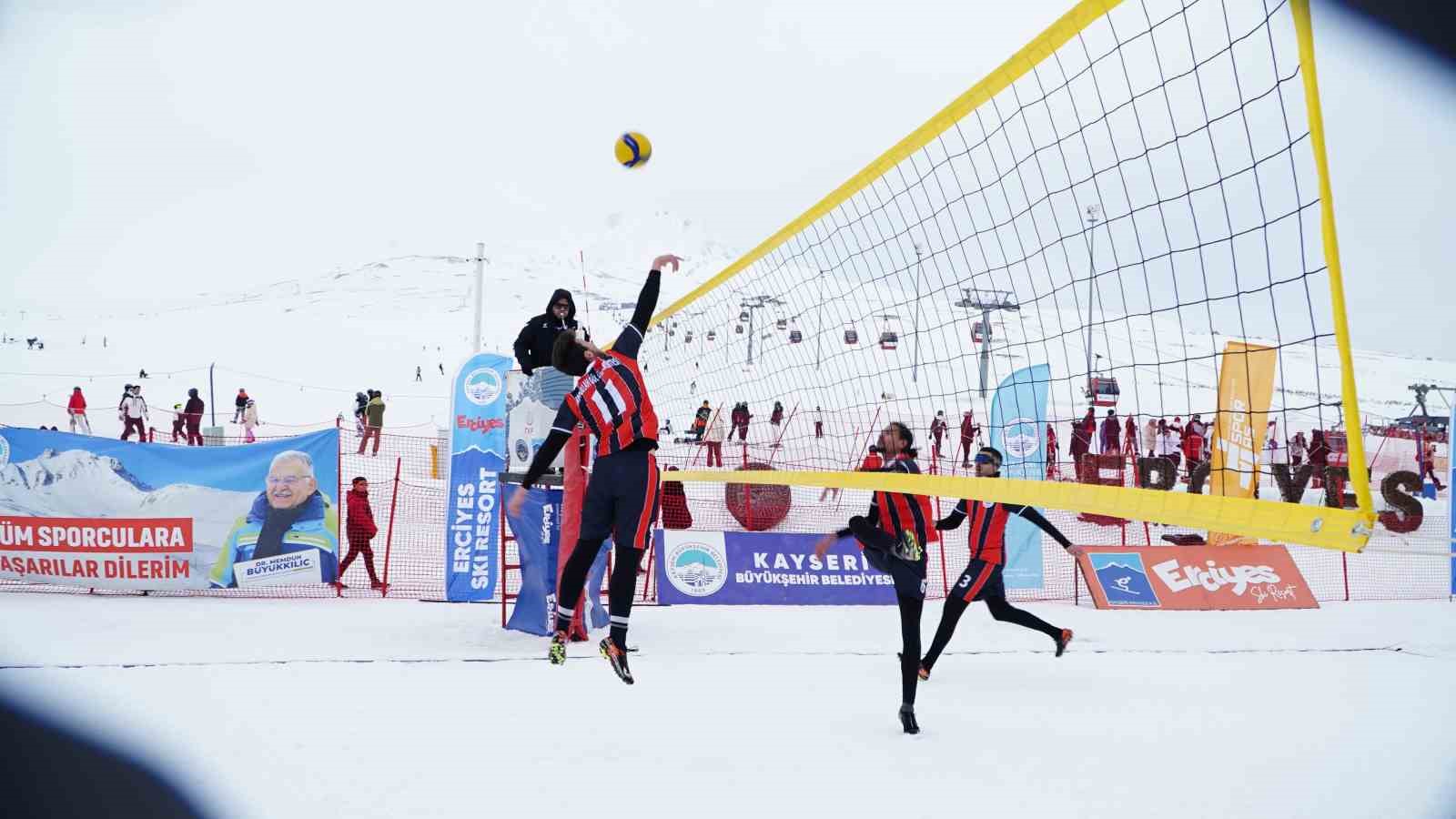 Erciyes’te kar voleybolu heyecanı
