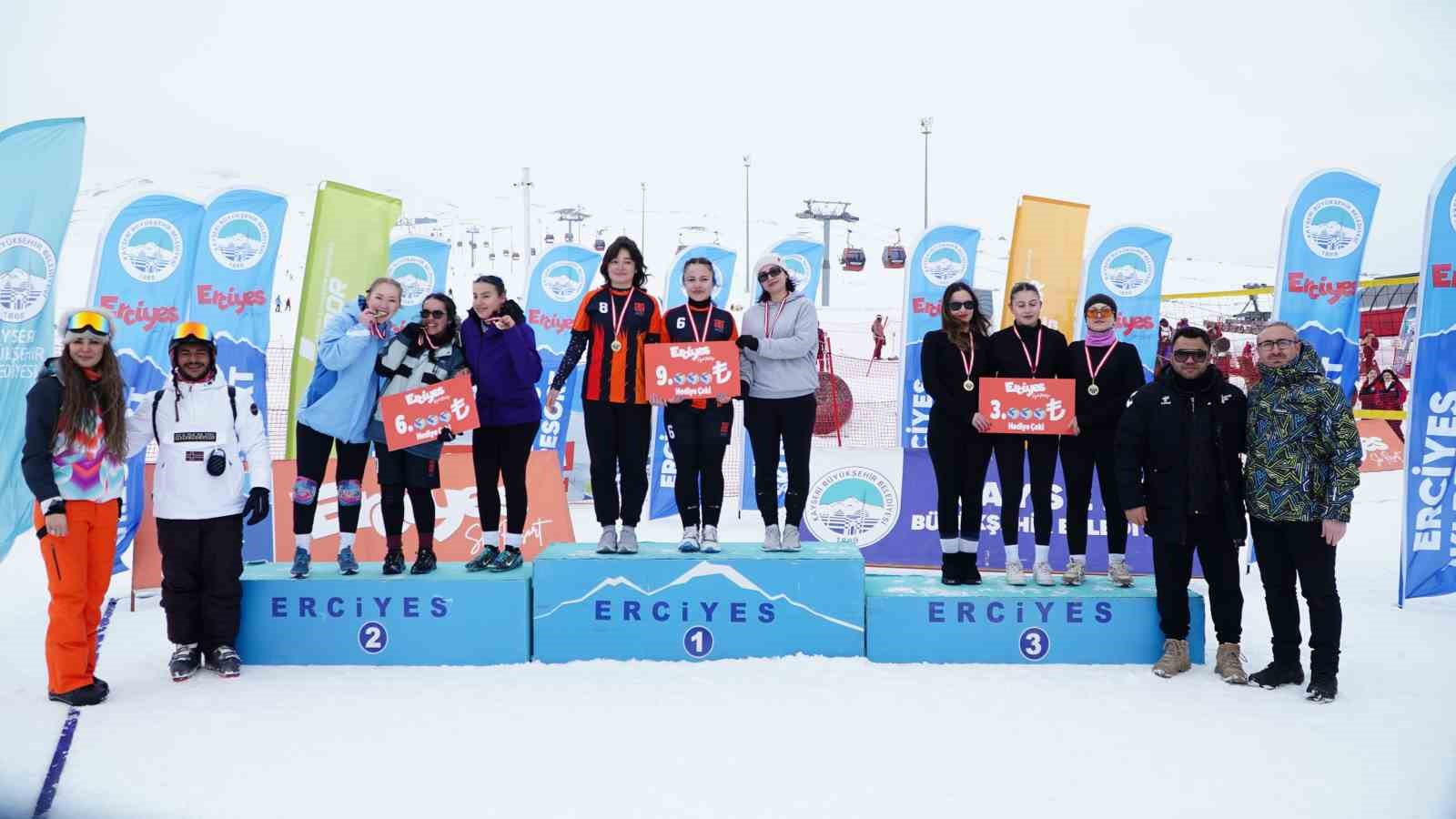 Erciyes’te kar voleybolu heyecanı
