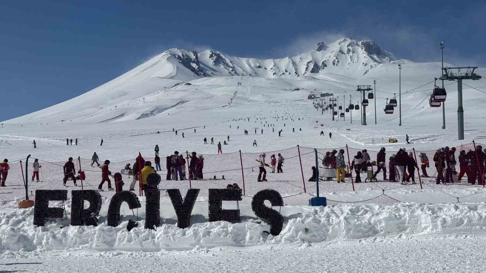 Erciyes’te kayak sezonu tüm hızıyla devam ediyor
