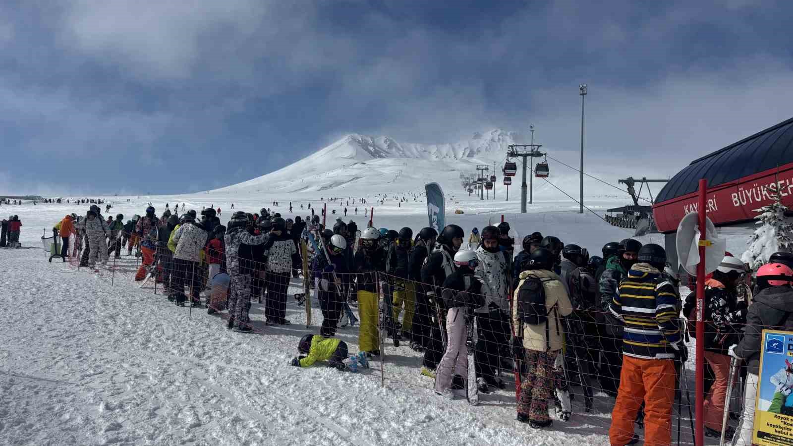 Erciyes’te kayak sezonu tüm hızıyla devam ediyor
