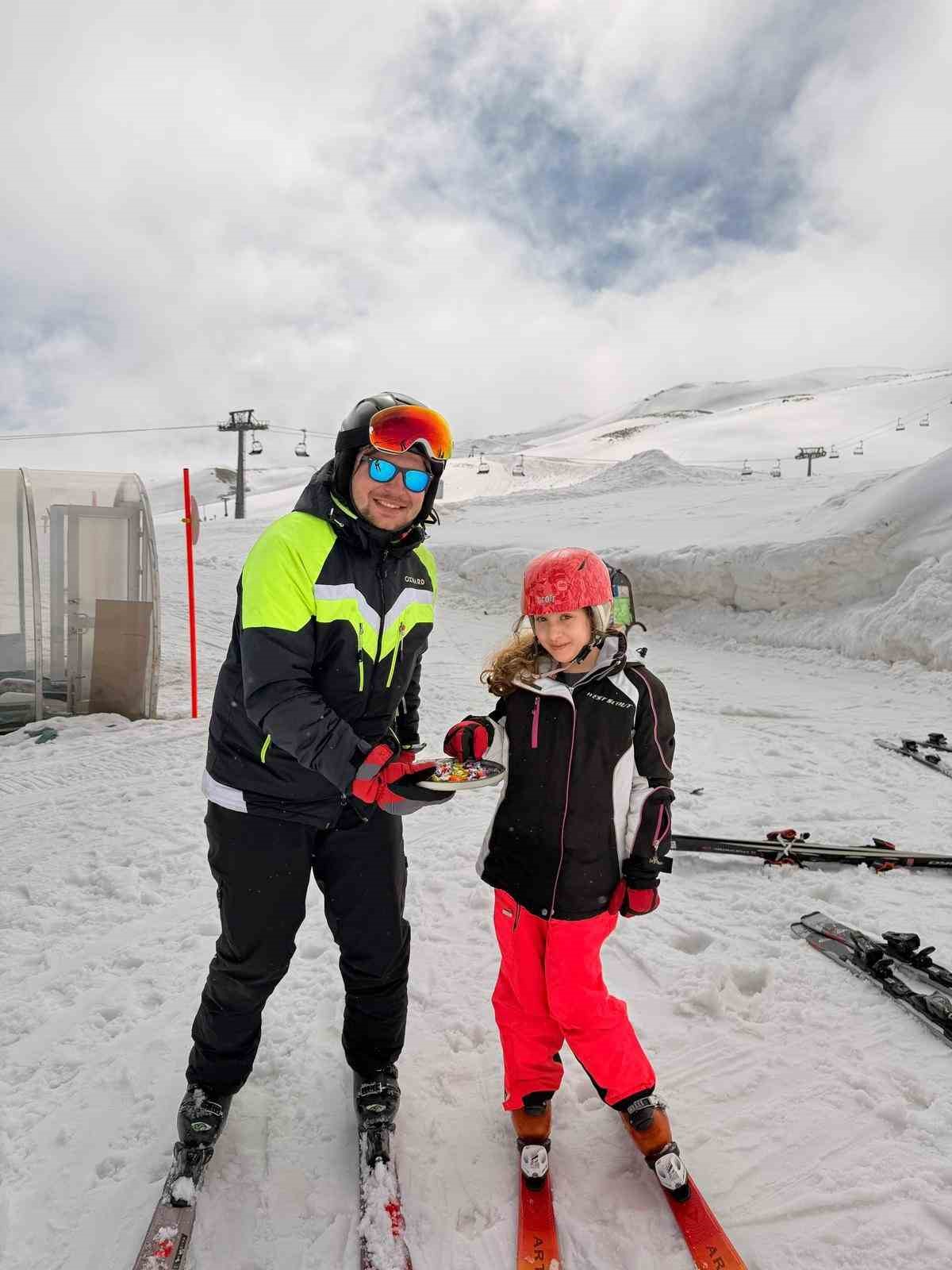 Erciyes’te kayak tutkunlarına bayram şekeri ikram edildi

