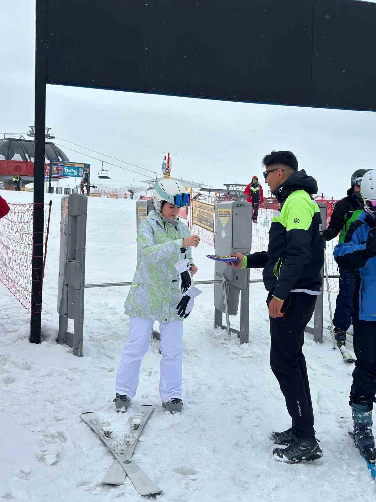 Erciyes’te kayak tutkunlarına bayram şekeri ikram edildi
