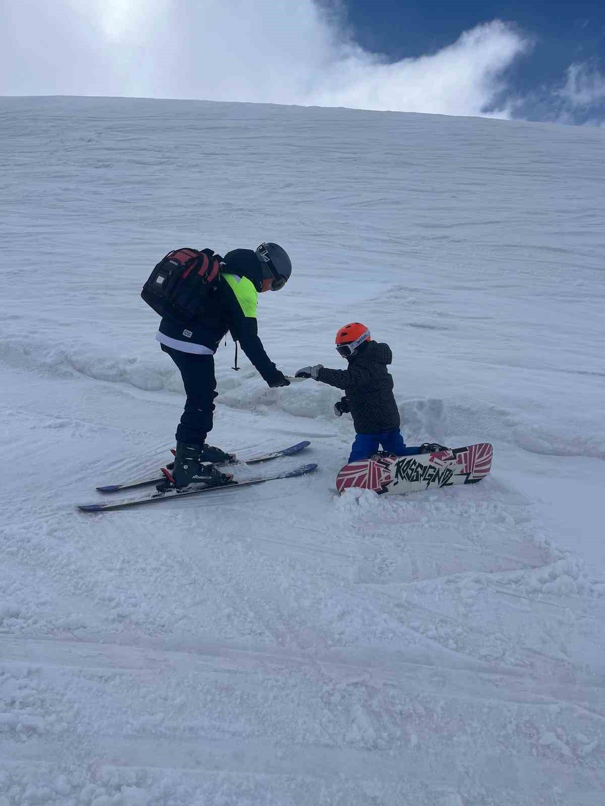 Erciyes’te kayak tutkunlarına bayram şekeri ikram edildi
