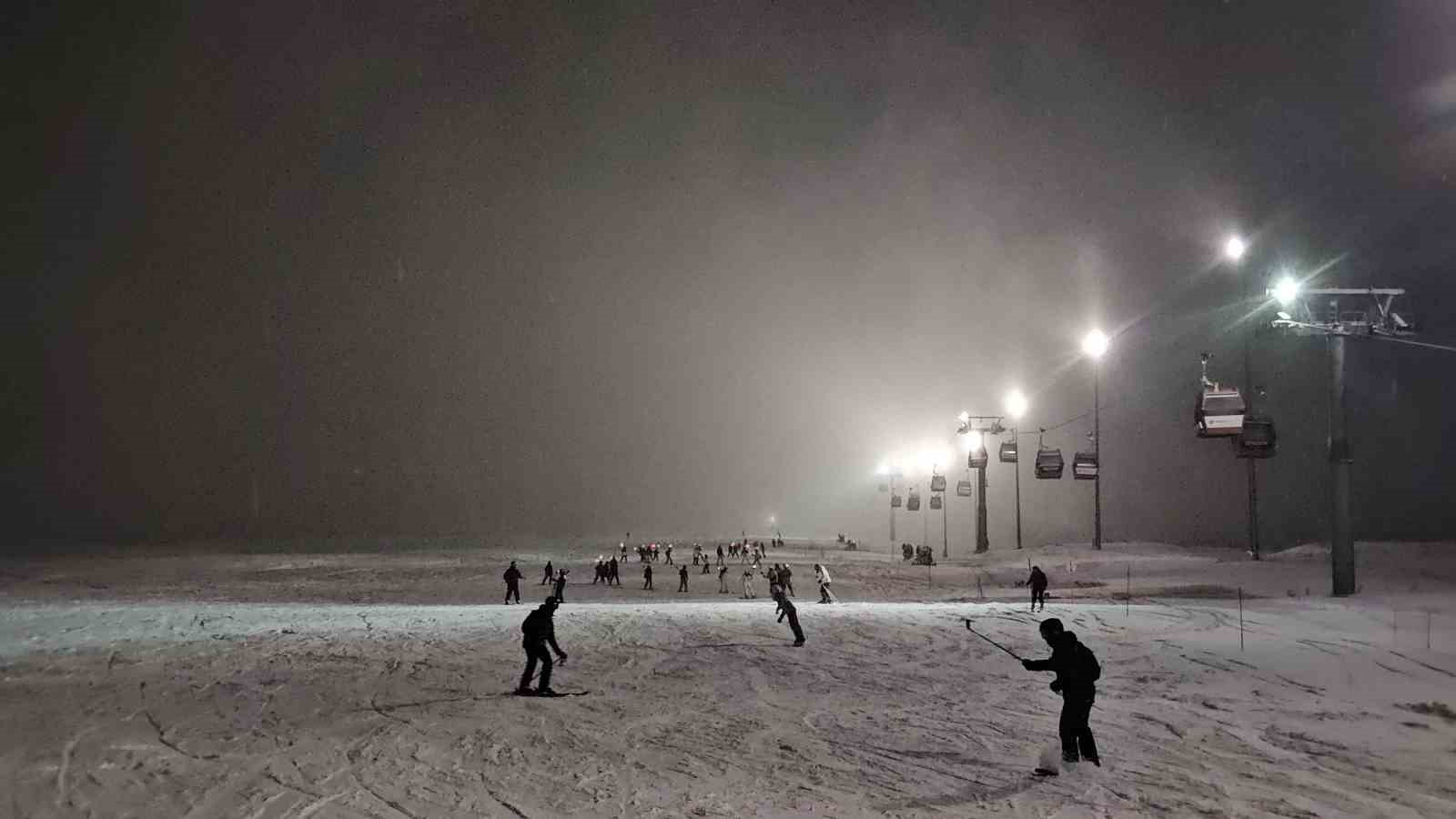 Erciyes’te meşaleli kayak
