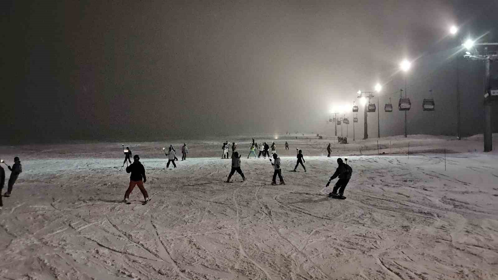 Erciyes’te meşaleli kayak
