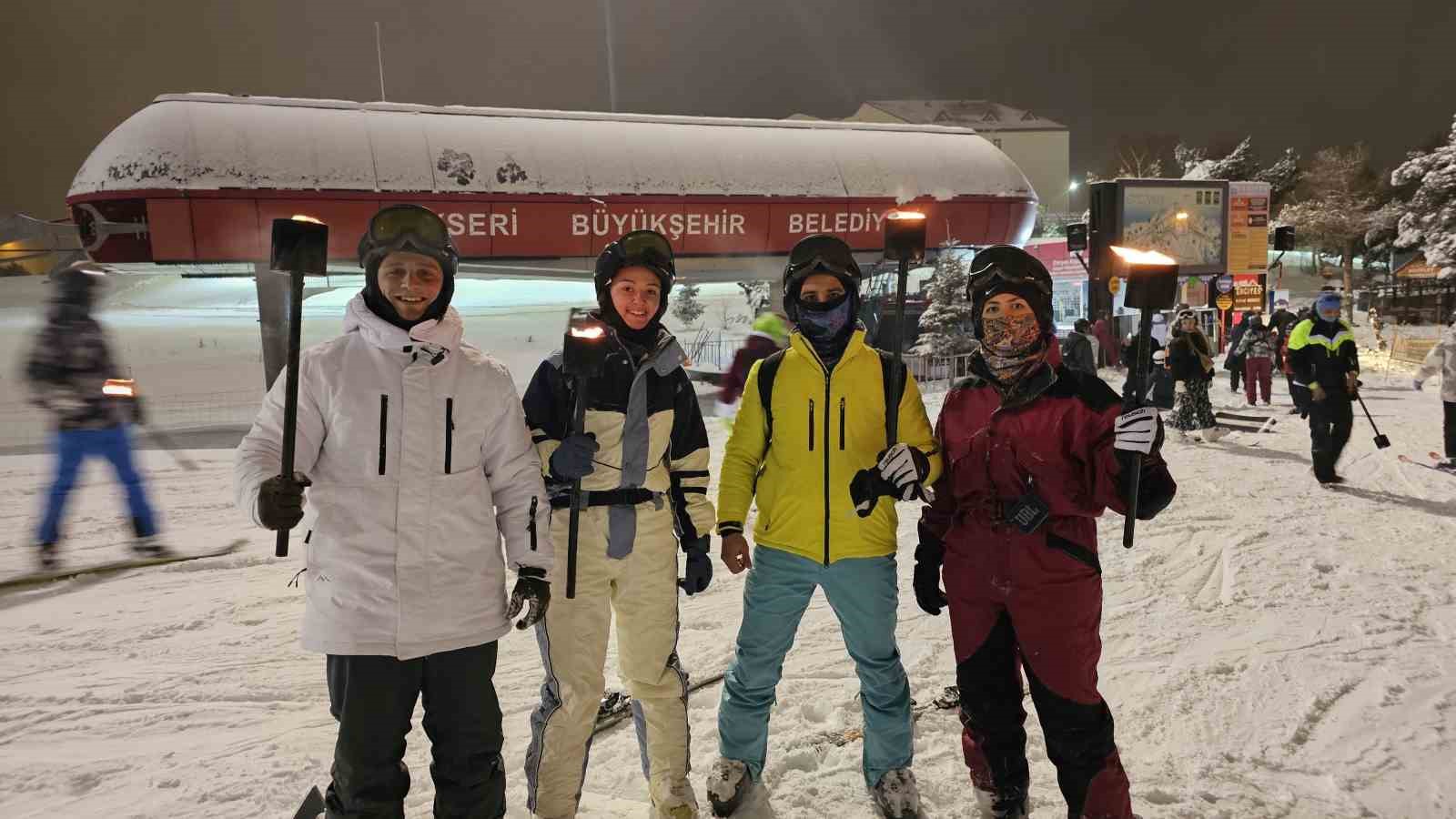 Erciyes’te meşaleli kayak
