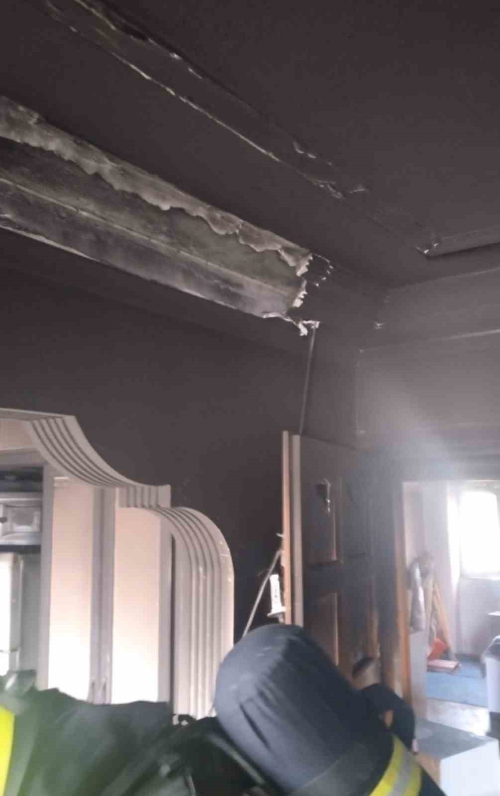 Erdek’te bir apartman dairesi alevlere teslim oldu
