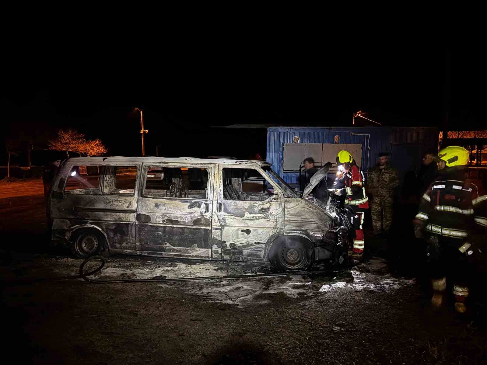 Erdek’te korkutan yangın: 1 minibüs kullanılamaz hale gelirken, 2 araçta ise maddi hasar oluştu
