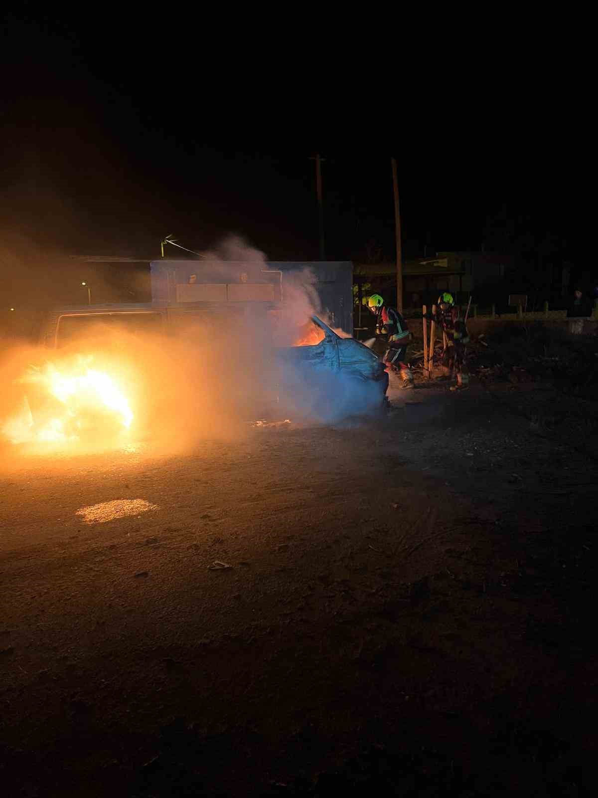 Erdek’te korkutan yangın: 1 minibüs kullanılamaz hale gelirken, 2 araçta ise maddi hasar oluştu
