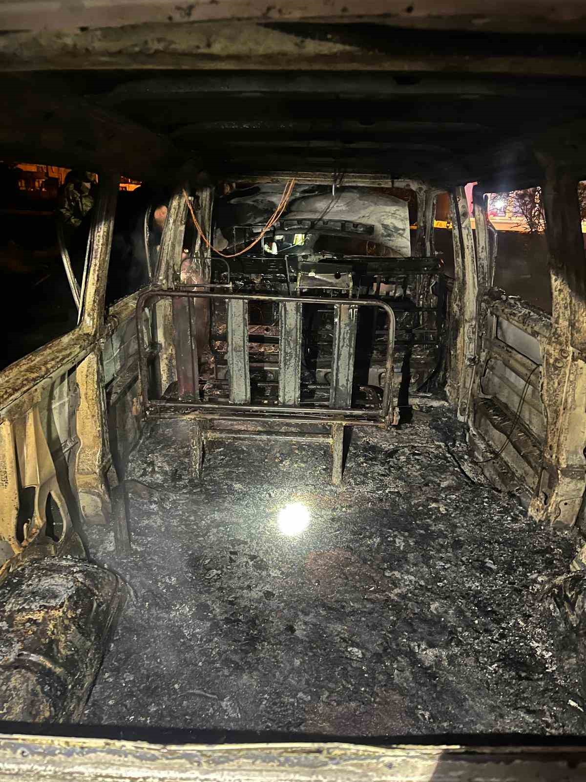 Erdek’te korkutan yangın: 1 minibüs kullanılamaz hale gelirken, 2 araçta ise maddi hasar oluştu
