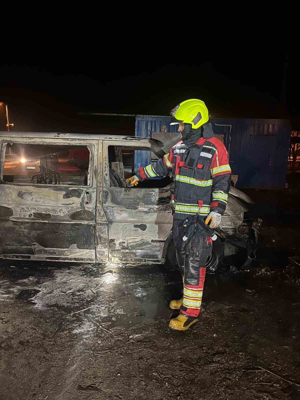 Erdek’te korkutan yangın: 1 minibüs kullanılamaz hale gelirken, 2 araçta ise maddi hasar oluştu
