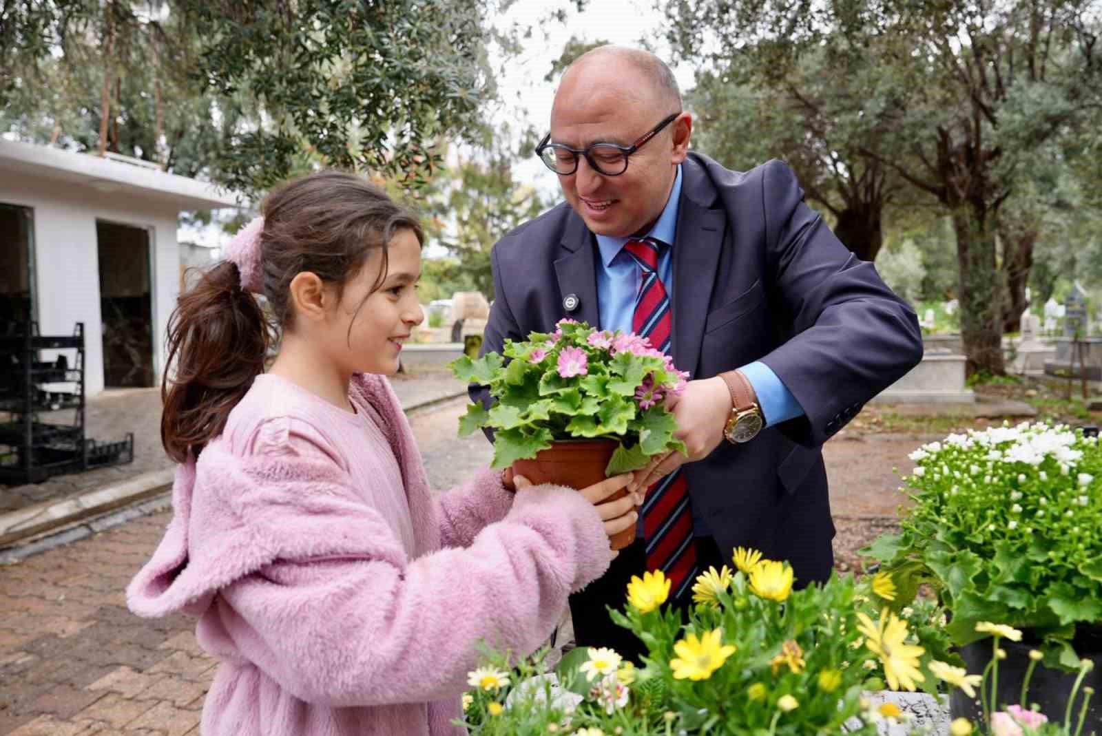 Erdemli’de kabir ziyaretine gelenlere çiçek dağıtıldı
