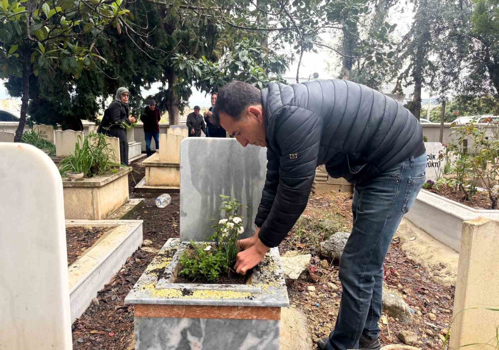 Erdemli’de kabir ziyaretine gelenlere çiçek dağıtıldı
