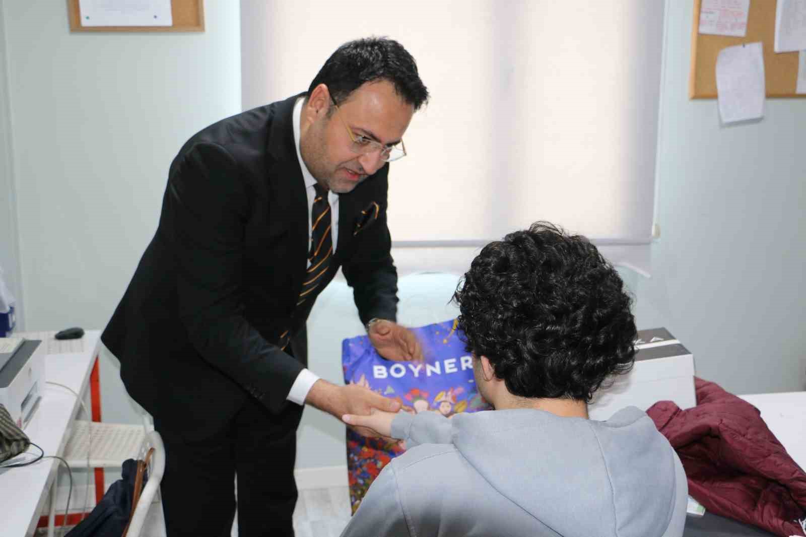 Erdemliler Hareketi Derneği, ihtiyaç sahibi çocuklara mont ve bot desteğinde bulundu
