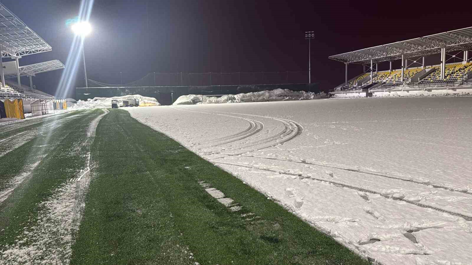 Eren Stadyumu’nda kar temizliği
