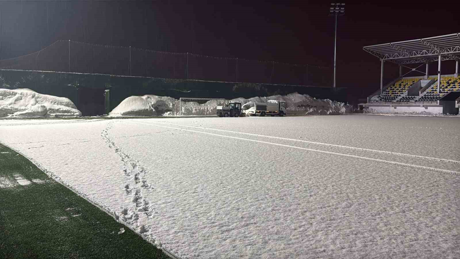Eren Stadyumu’nda kar temizliği
