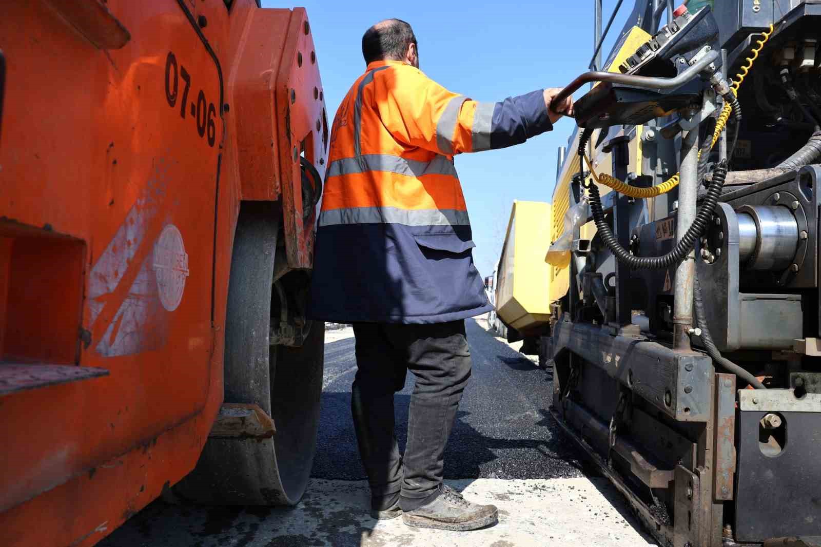 Erenler’de yollar yenilenmeye devam ediyor

