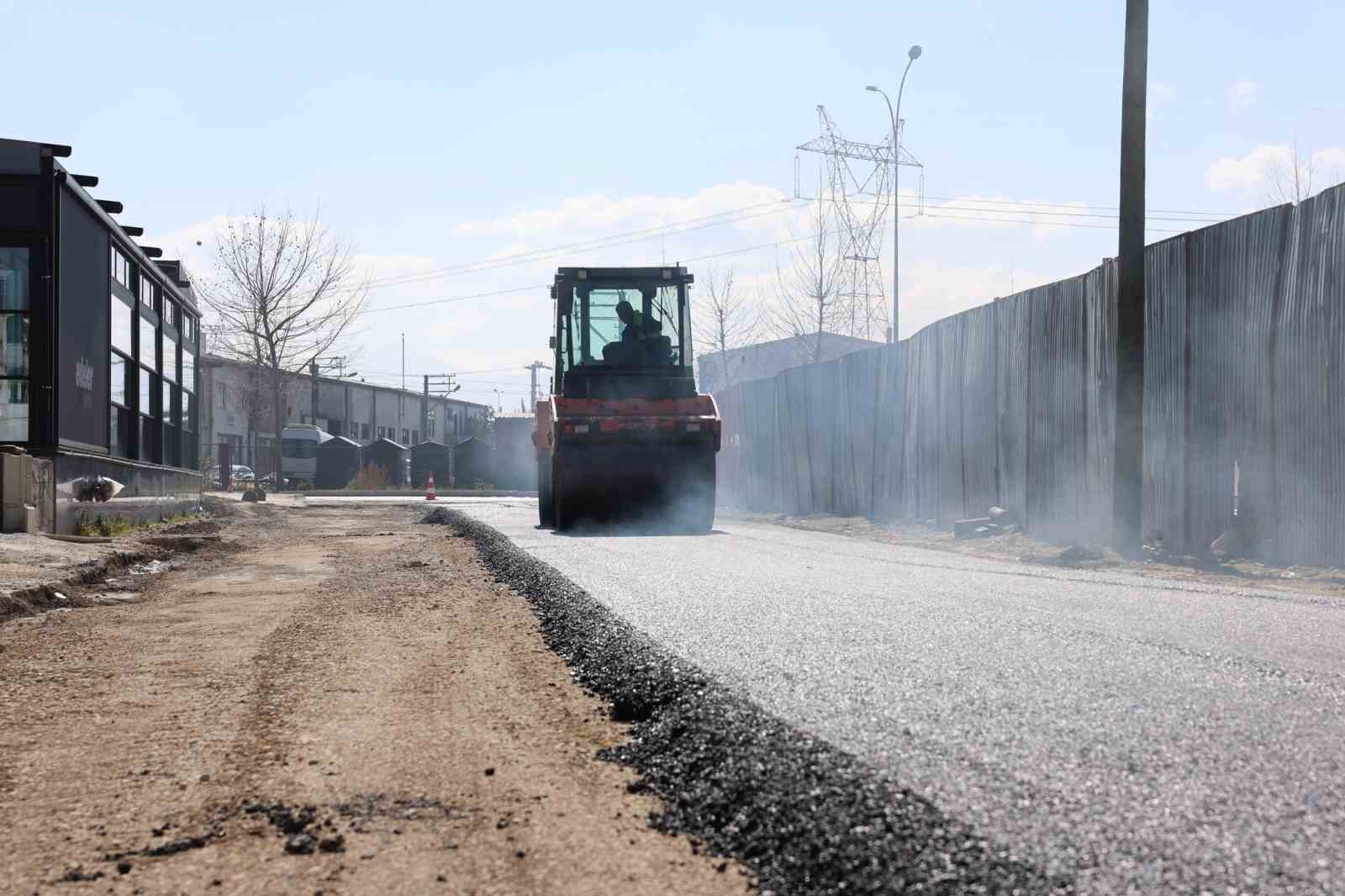 Erenler’de yollar yenilenmeye devam ediyor
