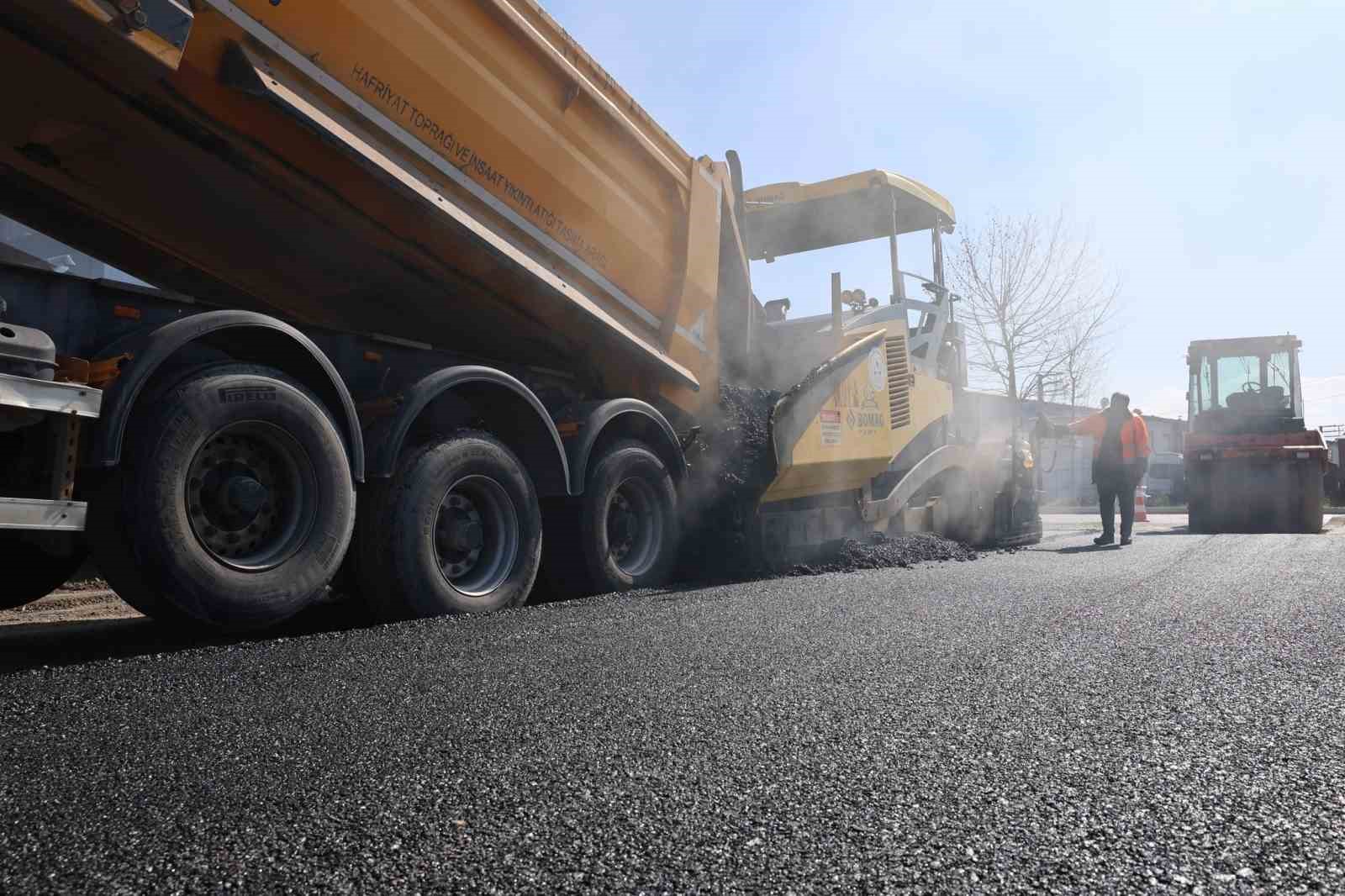 Erenler’de yollar yenilenmeye devam ediyor
