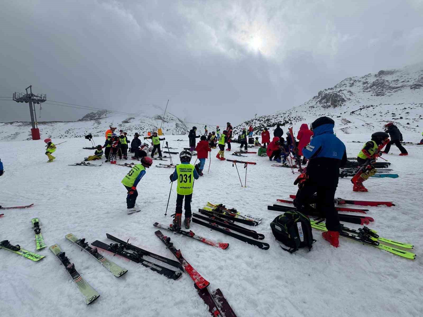 Ergan Dağı Kayak Merkezi’nde yarışma heyecanı başladı
