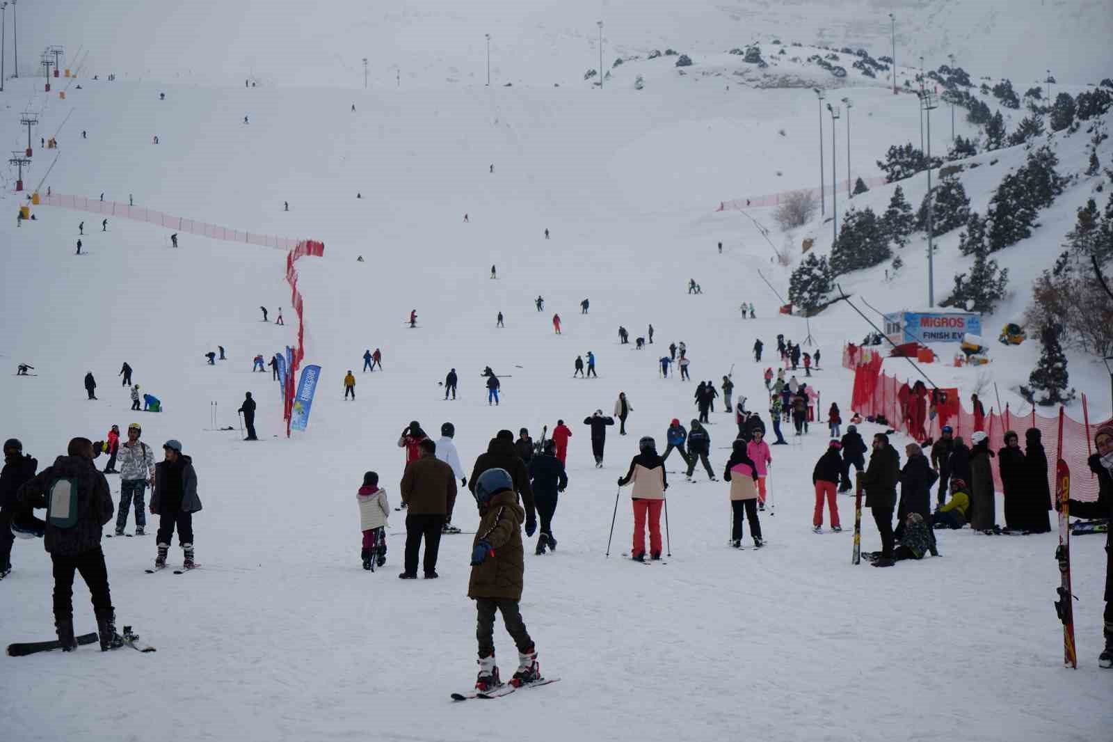 Ergan Kayak Merkezi sömestirde doldu taştı
