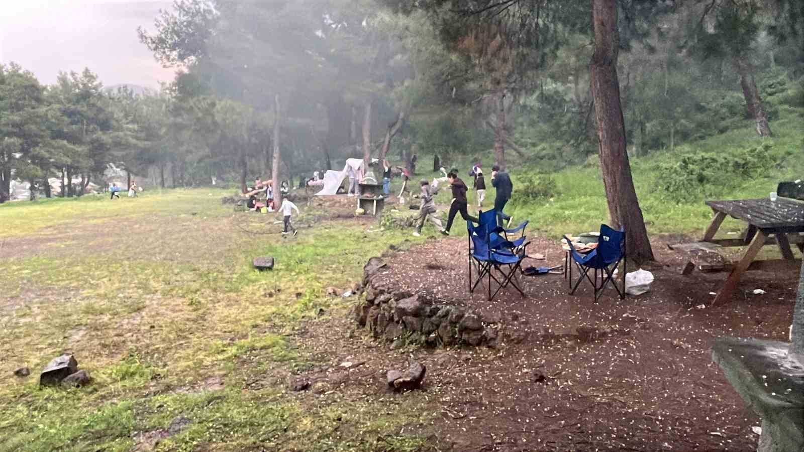 Erik büyüklüğündeki doluların isabet ettiği vatandaşlar panik yaşadı
