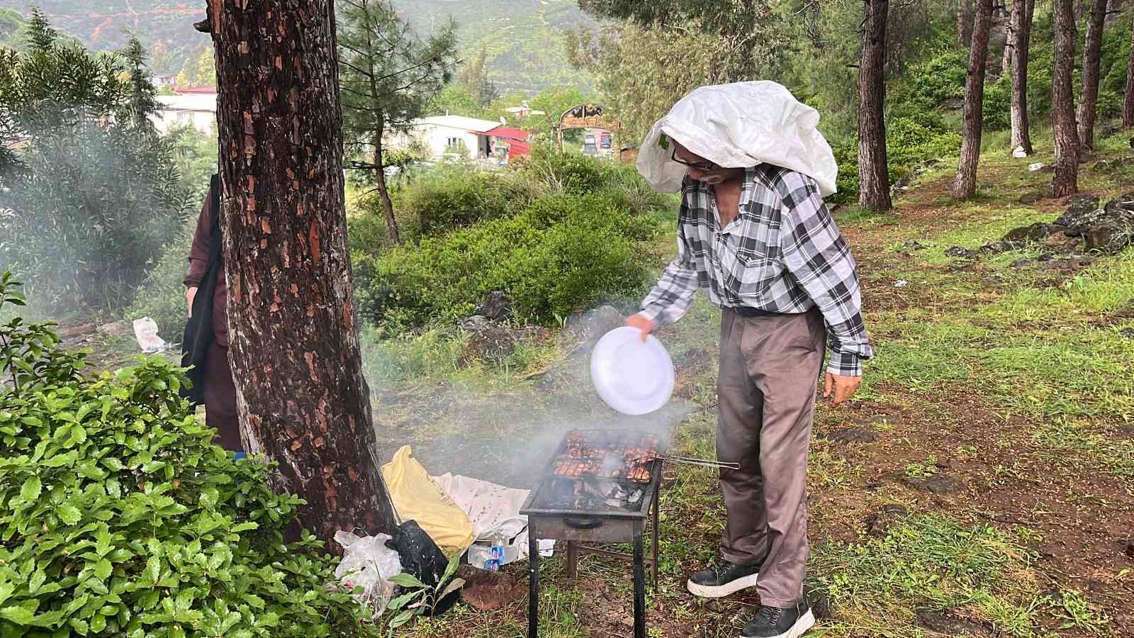 Erik büyüklüğündeki doluların isabet ettiği vatandaşlar panik yaşadı
