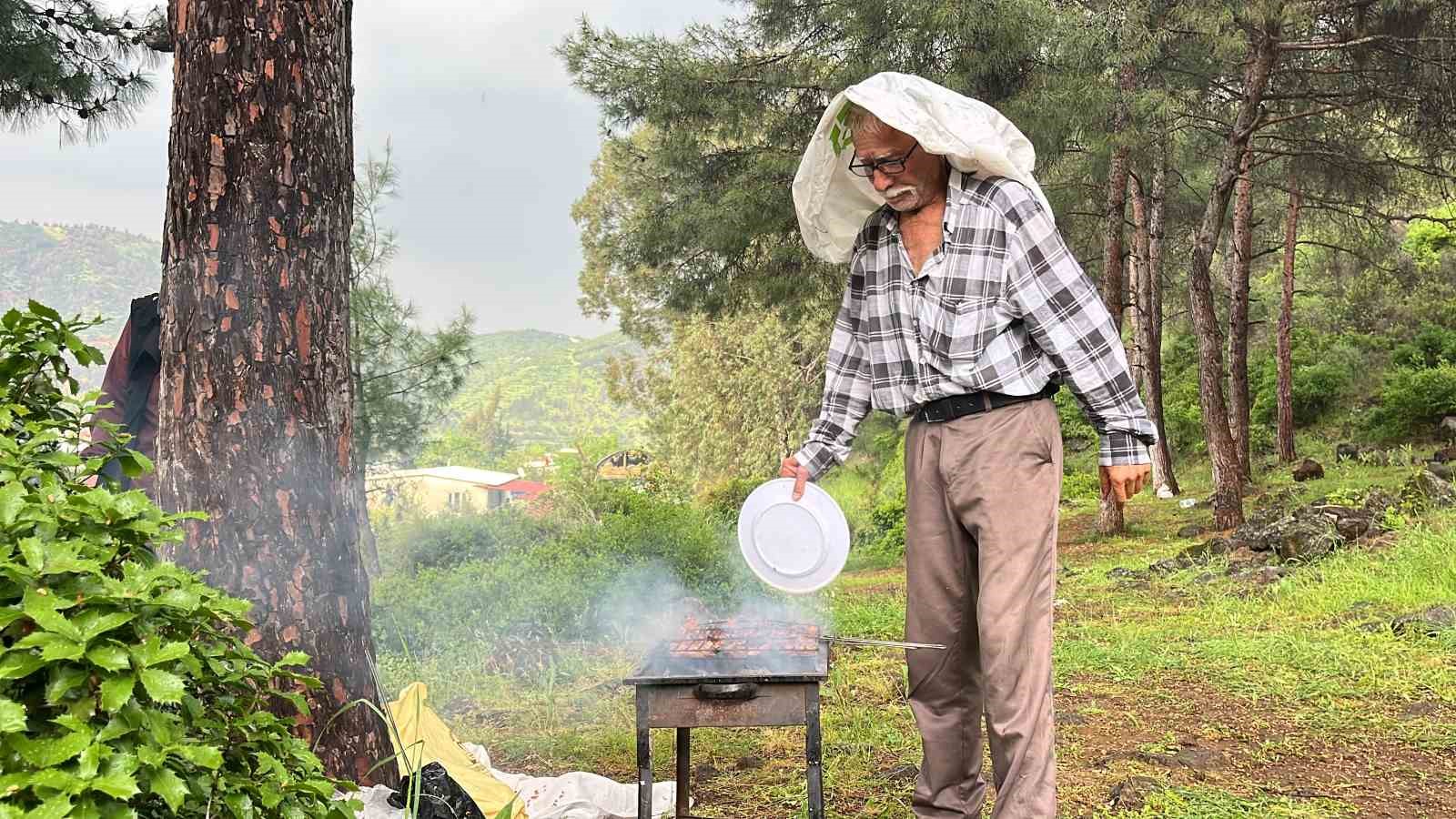 Erik büyüklüğündeki doluların isabet ettiği vatandaşlar panik yaşadı
