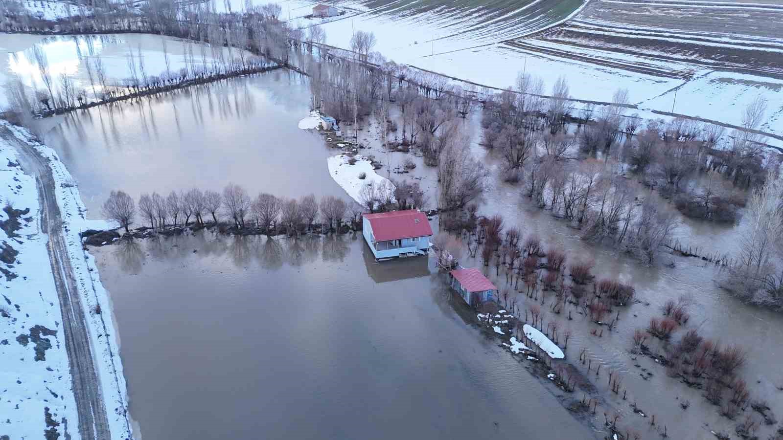 Eriyen kar suları taşkınlara sebep oldu, evler ve yollar sular altına kaldı
